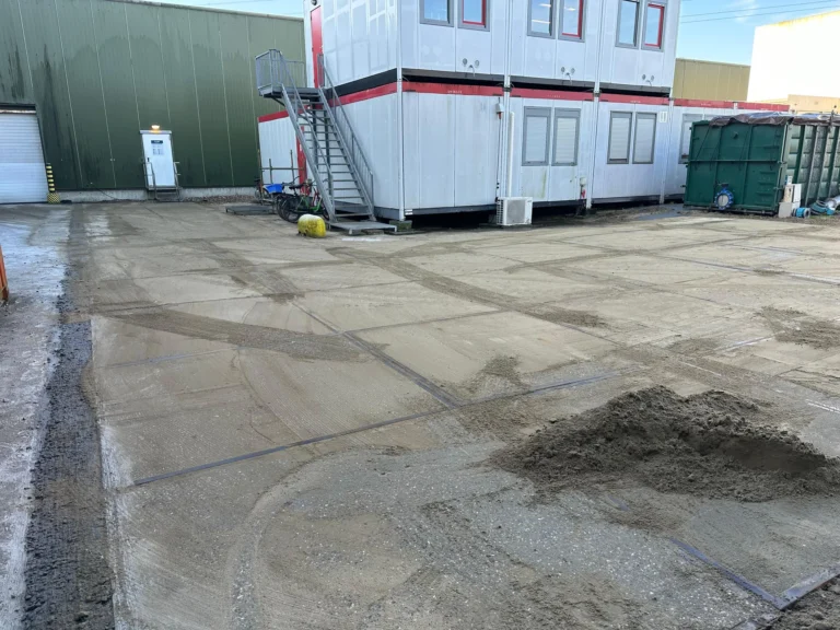 Stelconplaten leggen bij Lamb Weston - Herinrichting terrein door Goud Grondverzet BV5