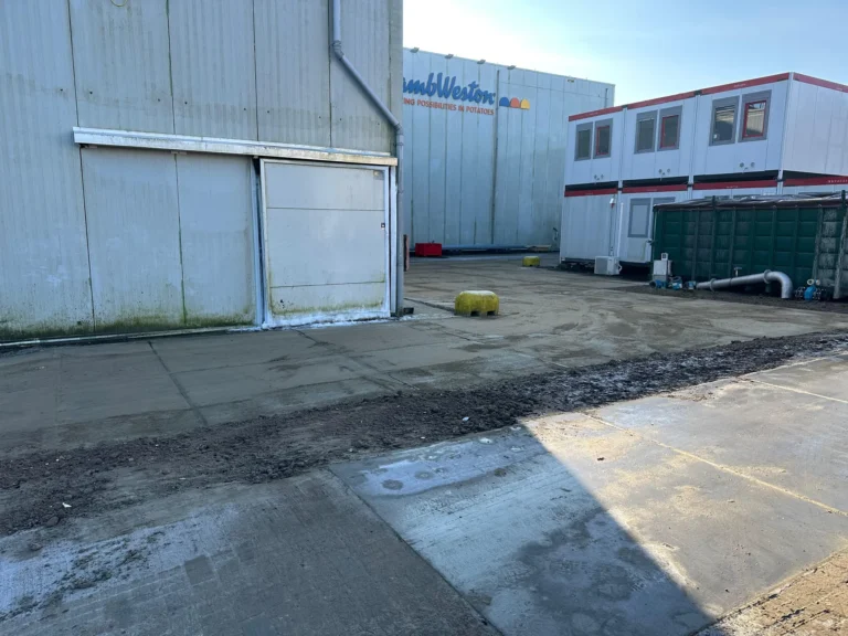 Stelconplaten leggen bij Lamb Weston - Herinrichting terrein door Goud Grondverzet BV8